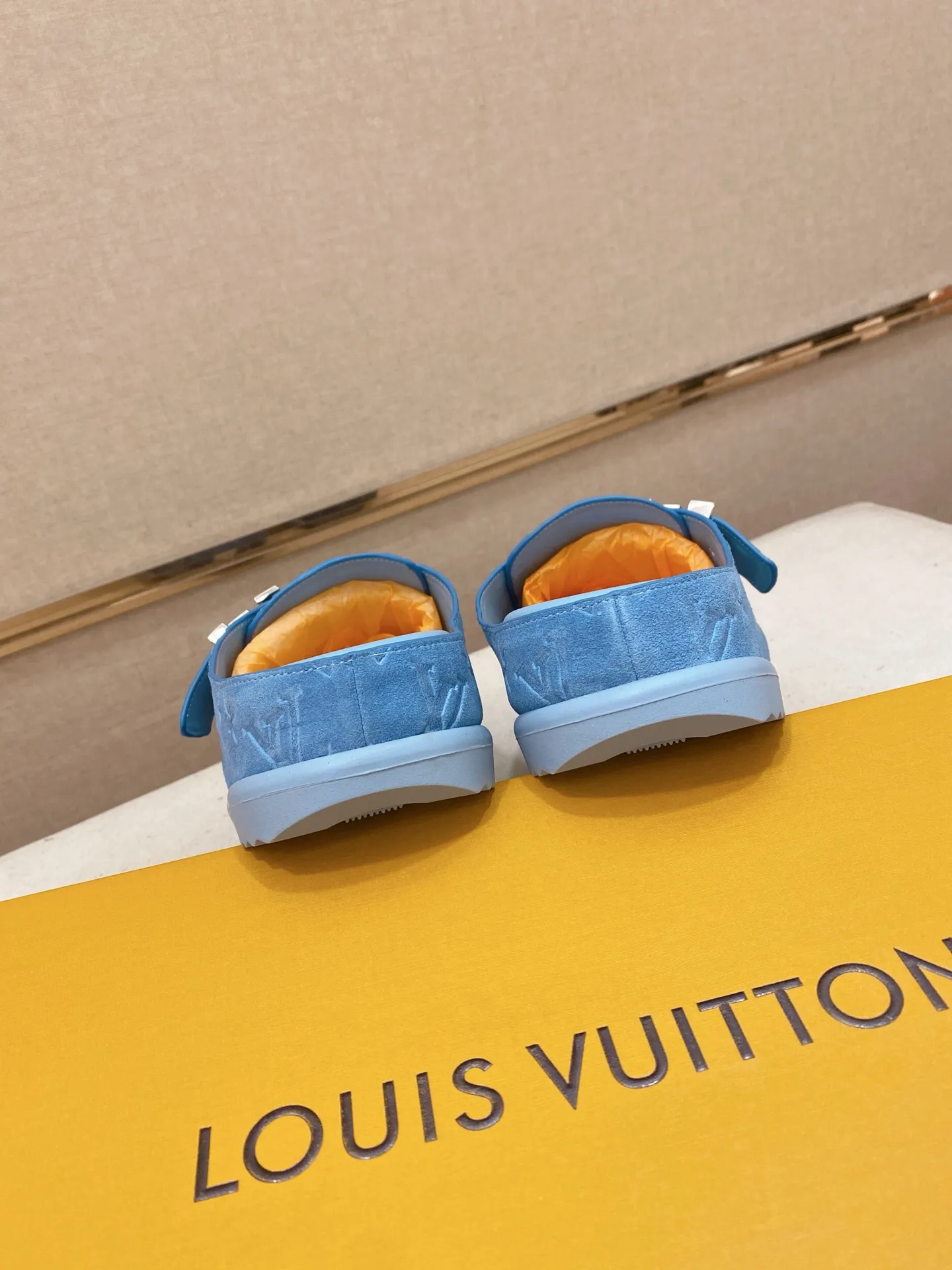 Men's shoes💰: 220💰38-45, LV Easy 2025 new men's casual sandals and slippers, made of suede cow leather, with Monogram pattern to highlight the trendy style. Adjustable straps illuminated with LV letters, while a resilient insole and micro outsole provide lightweight comfort. Made of suede cow leather with embossed Monogram pattern and brand element metal hardware✅Adjustable straps➕Tough insole‼ ️Micro outsole. Comfortable and easy to wear‼ ️
